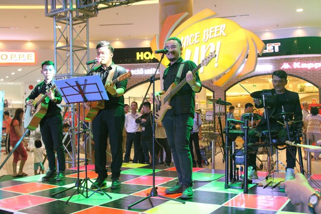 Vick Nhung bất ngờ xuất hiện “quẩy” tưng bừng cùng fan - 6