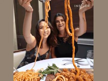 Choáng váng với món mì Ý dài tới 9m, phải dùng kéo cắt mới ăn được