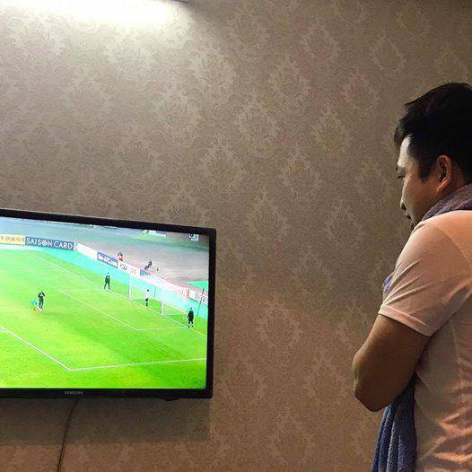 Mừng chiến thắng U23 VN, bố mặc kệ con khóc, đập phá xe vì quá sung sướng - 5