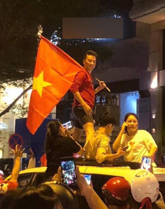 Mừng cho U23 Việt Nam, Lưu Thiên Hương tông cả xe hơi vào cột điện - 3