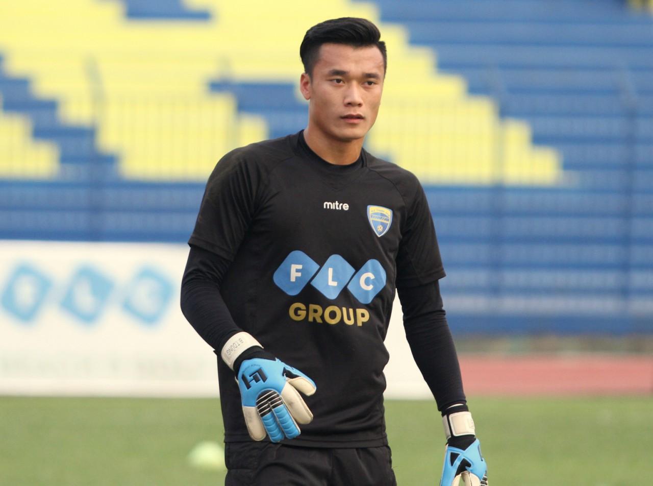 Đẹp trai giống Lee Byung Hun đến khó tin, fan amp;#34;xúiamp;#34; Bùi Tiến Dũng đi làm diễn viên - 1