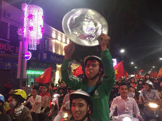 Chết cười với hình ảnh vật dụng biến dạng sau màn quẩy mừng U23 Việt Nam của người hâm mộ - 1