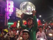 Tin tức - Chết cười với hình ảnh vật dụng biến dạng sau màn quẩy mừng U23 Việt Nam của người hâm mộ
