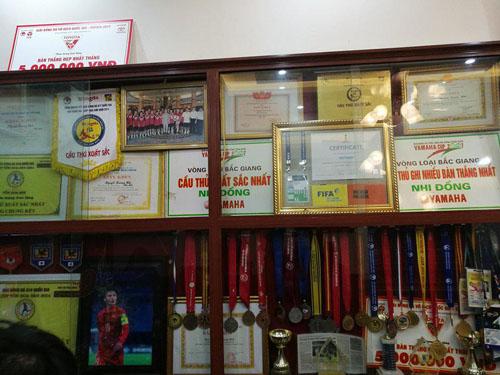 Ngôi nhà ấm cúng với BST danh hiệu amp;#34;khủngamp;#34; của tiền vệ Quang Hải ở Đông Anh, Hà Nội - 8