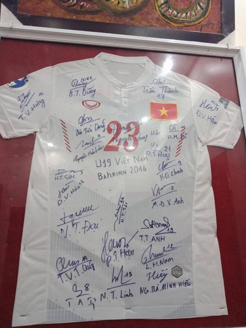 Ngôi nhà ấm cúng với BST danh hiệu amp;#34;khủngamp;#34; của tiền vệ Quang Hải ở Đông Anh, Hà Nội - 10