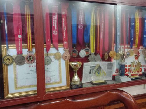 Ngôi nhà ấm cúng với BST danh hiệu amp;#34;khủngamp;#34; của tiền vệ Quang Hải ở Đông Anh, Hà Nội - 9