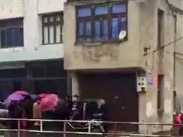 Dọn nhà đón Tết, bất ngờ phát hiện xác chết trên trần nhà tắm suốt 2 năm