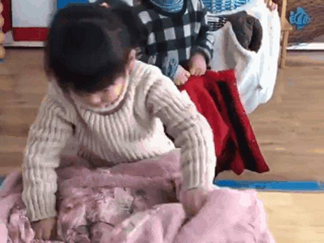 Tuyệt chiêu dạy con tự mặc áo khoác một phát ăn ngay mẹ không thể bỏ qua