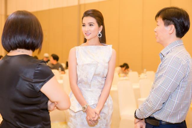 Không còn là gái quê, Kim Tuyến diện váy trắng thanh lịch xứng danh amp;#34;đệ nhất mỹ nữ Sài thànhamp;#34; - 5