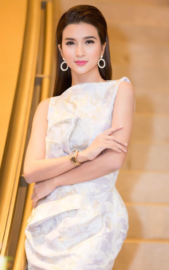 Không còn là gái quê, Kim Tuyến diện váy trắng thanh lịch xứng danh amp;#34;đệ nhất mỹ nữ Sài thànhamp;#34; - 3