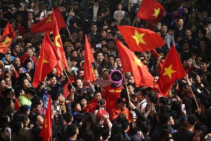 Choáng váng với những cặp vợ chồng “ăn chơi không sợ mưa rơi” mừng U23 Việt Nam - 1