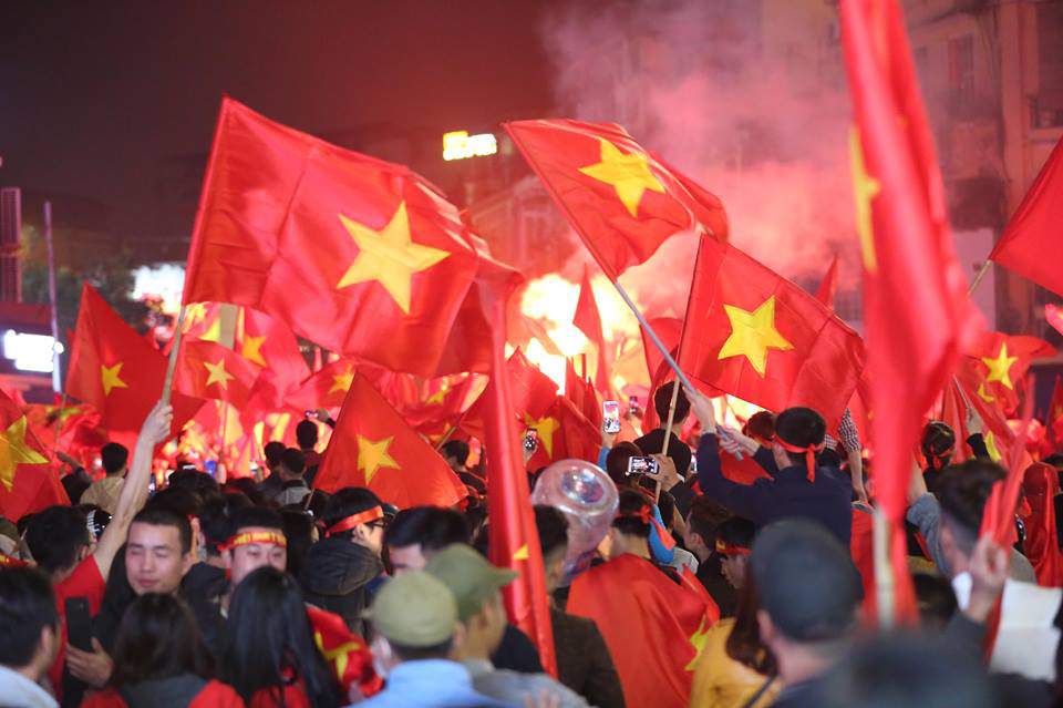 Choáng váng với những cặp vợ chồng “ăn chơi không sợ mưa rơi” mừng U23 Việt Nam - 2