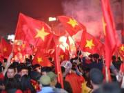 Eva tám - Choáng váng với những cặp vợ chồng “ăn chơi không sợ mưa rơi” mừng U23 Việt Nam