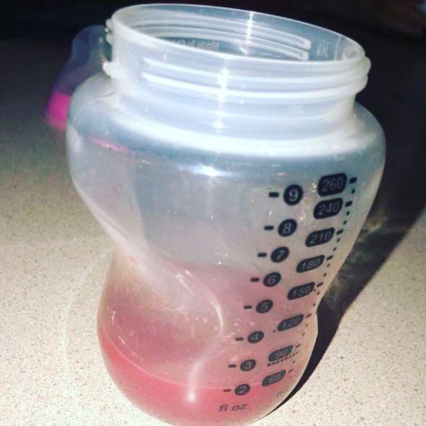 Đang cho con bú sữa bỗng chuyển màu hồng, người mẹ hoảng hốt cho đến khi biết nguyên do - 1