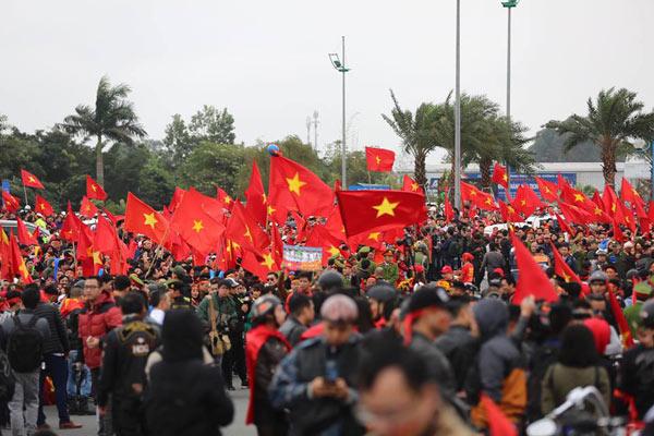 U23 Việt Nam về nước: Hàng triệu người hâm mộ amp;#34;nhuộm đỏamp;#34; đường phố chào đón những người hùng - 48