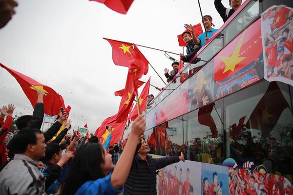 U23 Việt Nam về nước: Hàng triệu người hâm mộ amp;#34;nhuộm đỏamp;#34; đường phố chào đón những người hùng - 8