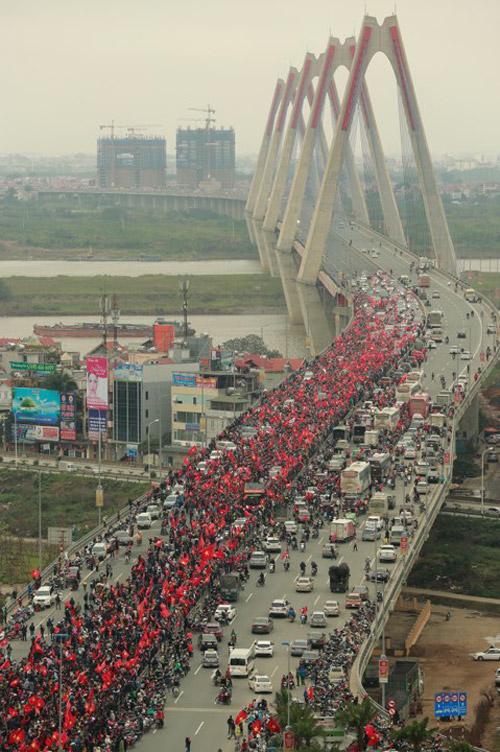 U23 Việt Nam về nước: Hàng triệu người hâm mộ amp;#34;nhuộm đỏamp;#34; đường phố chào đón những người hùng - 7