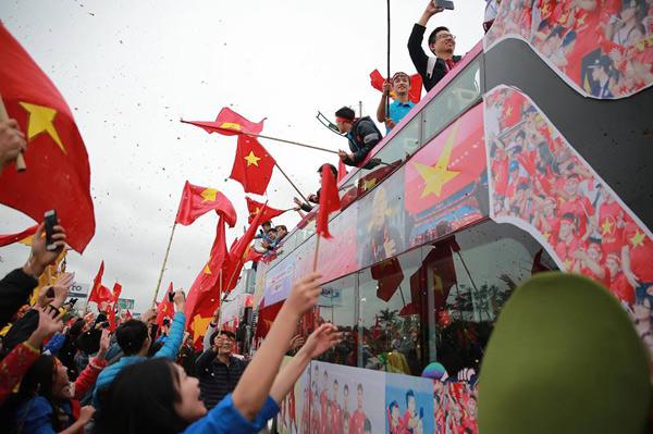 U23 Việt Nam về nước: Hàng triệu người hâm mộ amp;#34;nhuộm đỏamp;#34; đường phố chào đón những người hùng - 9