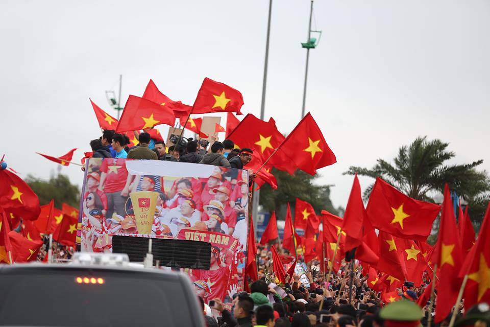 U23 Việt Nam về nước: Hàng triệu người hâm mộ amp;#34;nhuộm đỏamp;#34; đường phố chào đón những người hùng - 17