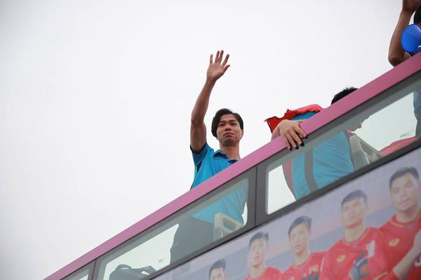 U23 Việt Nam về nước: Hàng triệu người hâm mộ amp;#34;nhuộm đỏamp;#34; đường phố chào đón những người hùng - 10