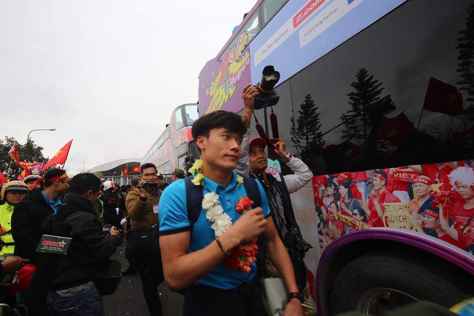 U23 Việt Nam về nước: Hàng triệu người hâm mộ amp;#34;nhuộm đỏamp;#34; đường phố chào đón những người hùng - 16