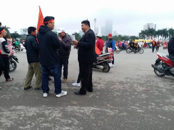 U23 Việt Nam về nước: Hàng triệu người hâm mộ amp;#34;nhuộm đỏamp;#34; đường phố chào đón những người hùng - 2