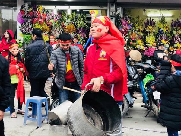 U23 Việt Nam về nước: Hàng triệu người hâm mộ amp;#34;nhuộm đỏamp;#34; đường phố chào đón những người hùng - 4