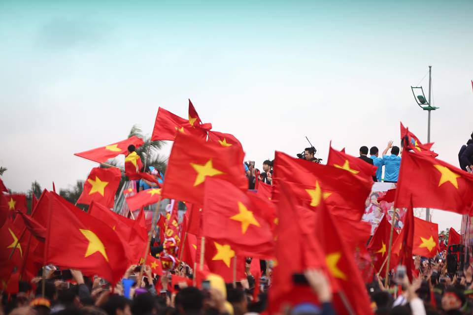 U23 Việt Nam về nước: Hàng triệu người hâm mộ amp;#34;nhuộm đỏamp;#34; đường phố chào đón những người hùng - 18