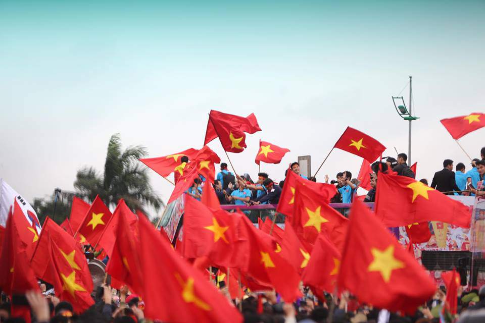 U23 Việt Nam về nước: Hàng triệu người hâm mộ amp;#34;nhuộm đỏamp;#34; đường phố chào đón những người hùng - 19