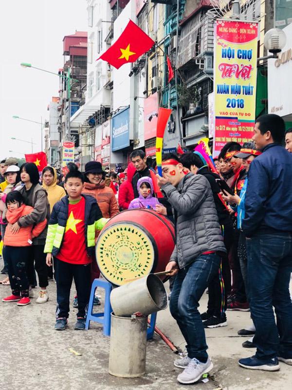 U23 Việt Nam về nước: Hàng triệu người hâm mộ amp;#34;nhuộm đỏamp;#34; đường phố chào đón những người hùng - 5