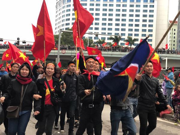 U23 Việt Nam về nước: Hàng triệu người hâm mộ amp;#34;nhuộm đỏamp;#34; đường phố chào đón những người hùng - 6