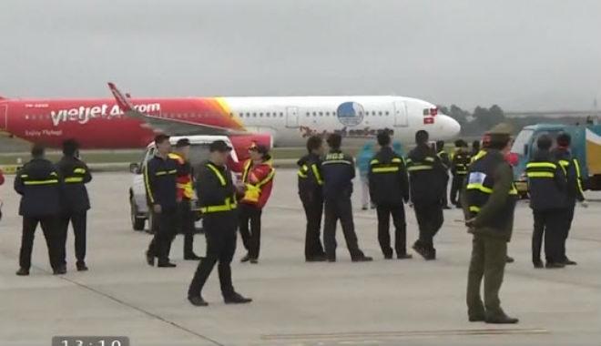 U23 Việt Nam về nước: Hàng triệu người hâm mộ amp;#34;nhuộm đỏamp;#34; đường phố chào đón những người hùng - 36
