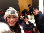 Giải trí - Á hậu Thanh Tú là mỹ nhân đầu tiên được gặp trực tiếp các cầu thủ U23 Việt Nam