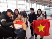 Làng sao - HH Đỗ Mỹ Linh được thủ môn Bùi Tiến Dũng tự tay ký tặng tại sân bay