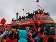 Clip Eva - Người dân Hà Nội kéo dài 20km đón những anh hùng U23 từ sân bay về trung tâm Hà Nội