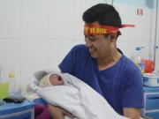 Bà bầu - Vừa đưa vợ đi đẻ vừa xem bóng đá: “Vợ mình cũng đã ghi một bàn thắng tuyệt đẹp”