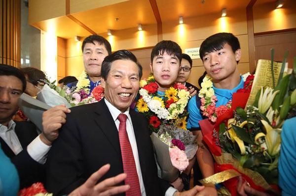 U23 Việt Nam về nước: Hàng triệu người hâm mộ amp;#34;nhuộm đỏamp;#34; đường phố chào đón những người hùng - 22
