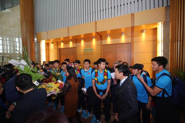 U23 Việt Nam về nước: Hàng triệu người hâm mộ amp;#34;nhuộm đỏamp;#34; đường phố chào đón những người hùng - 23