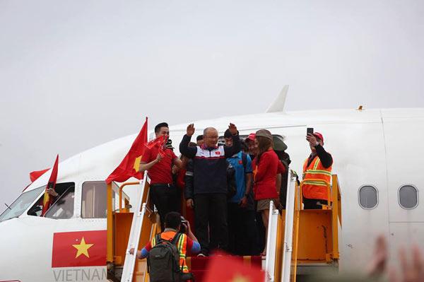 U23 Việt Nam về nước: Hàng triệu người hâm mộ amp;#34;nhuộm đỏamp;#34; đường phố chào đón những người hùng - 21