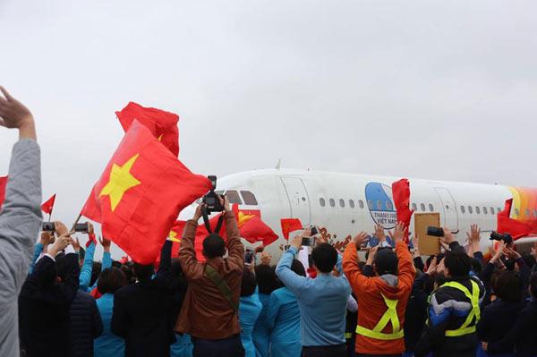 U23 Việt Nam về nước: Hàng triệu người hâm mộ amp;#34;nhuộm đỏamp;#34; đường phố chào đón những người hùng - 20