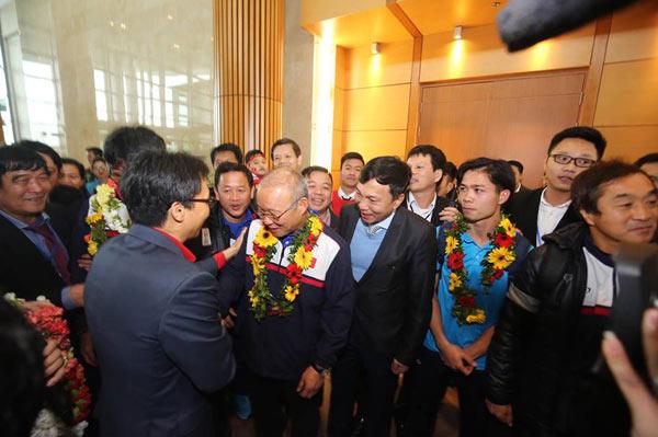 U23 Việt Nam về nước: Hàng triệu người hâm mộ amp;#34;nhuộm đỏamp;#34; đường phố chào đón những người hùng - 24