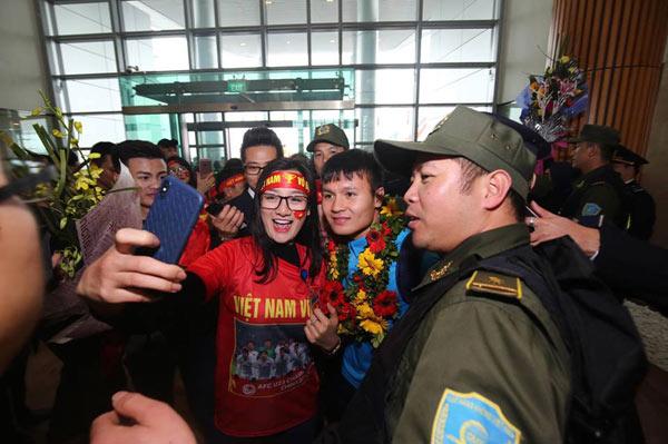 U23 Việt Nam về nước: Hàng triệu người hâm mộ amp;#34;nhuộm đỏamp;#34; đường phố chào đón những người hùng - 25