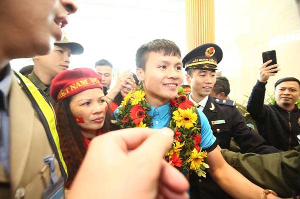 U23 Việt Nam về nước: Hàng triệu người hâm mộ amp;#34;nhuộm đỏamp;#34; đường phố chào đón những người hùng - 26