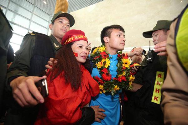 U23 Việt Nam về nước: Hàng triệu người hâm mộ amp;#34;nhuộm đỏamp;#34; đường phố chào đón những người hùng - 27