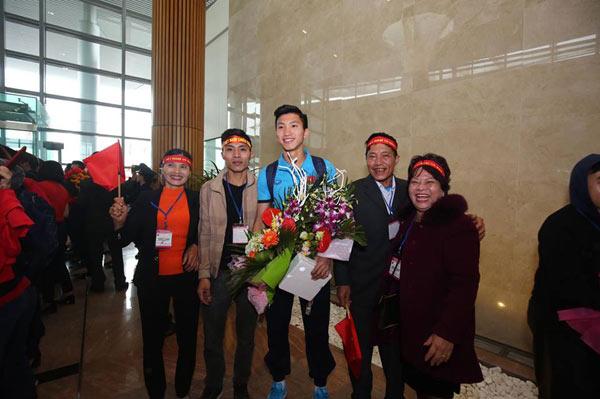 U23 Việt Nam về nước: Hàng triệu người hâm mộ amp;#34;nhuộm đỏamp;#34; đường phố chào đón những người hùng - 29