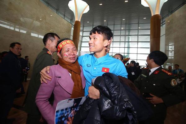 U23 Việt Nam về nước: Hàng triệu người hâm mộ amp;#34;nhuộm đỏamp;#34; đường phố chào đón những người hùng - 30