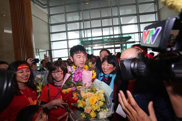 U23 Việt Nam về nước: Hàng triệu người hâm mộ amp;#34;nhuộm đỏamp;#34; đường phố chào đón những người hùng - 31