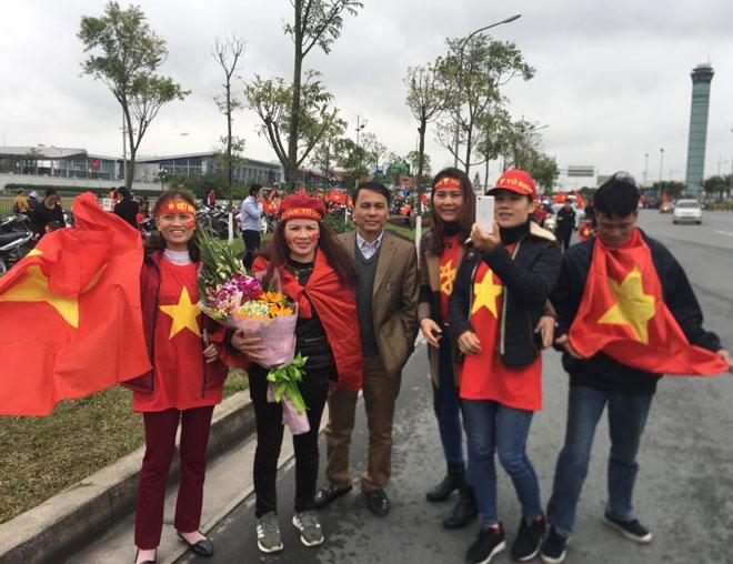 U23 Việt Nam về nước: Hàng triệu người hâm mộ amp;#34;nhuộm đỏamp;#34; đường phố chào đón những người hùng - 44