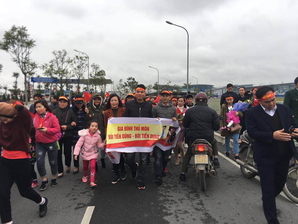 U23 Việt Nam về nước: Hàng triệu người hâm mộ amp;#34;nhuộm đỏamp;#34; đường phố chào đón những người hùng - 45