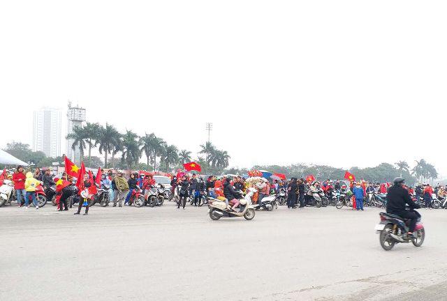 U23 Việt Nam về nước: Hàng triệu người hâm mộ amp;#34;nhuộm đỏamp;#34; đường phố chào đón những người hùng - 37
